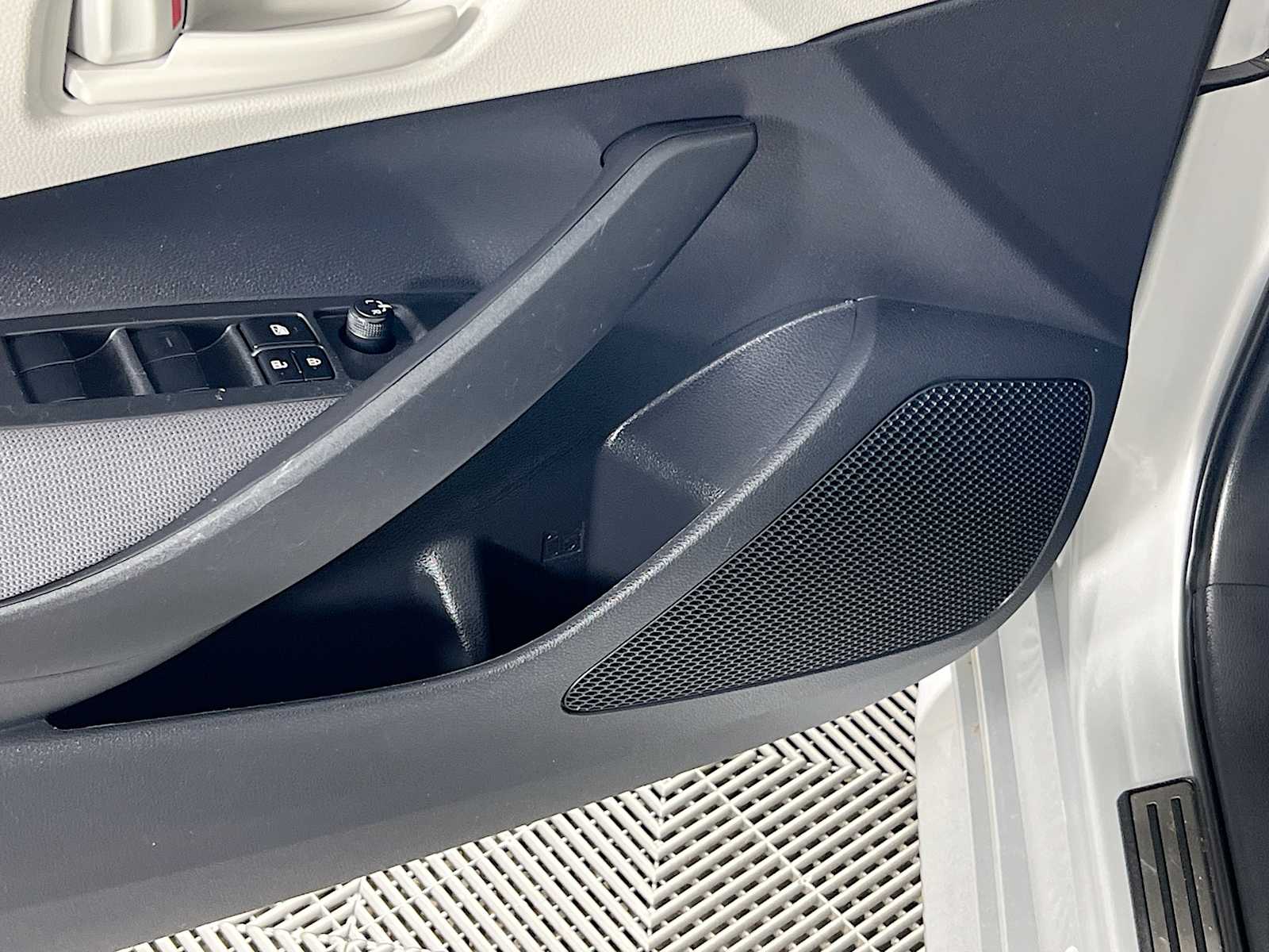 2024 Toyota Corolla LE - Photo 18