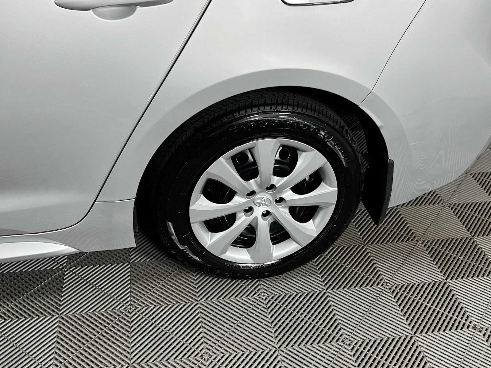 2024 Toyota Corolla LE - Photo 29