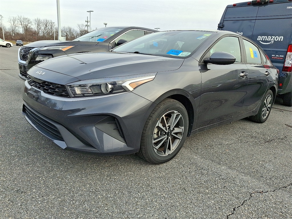 2023 Kia Forte LXS - Photo 3