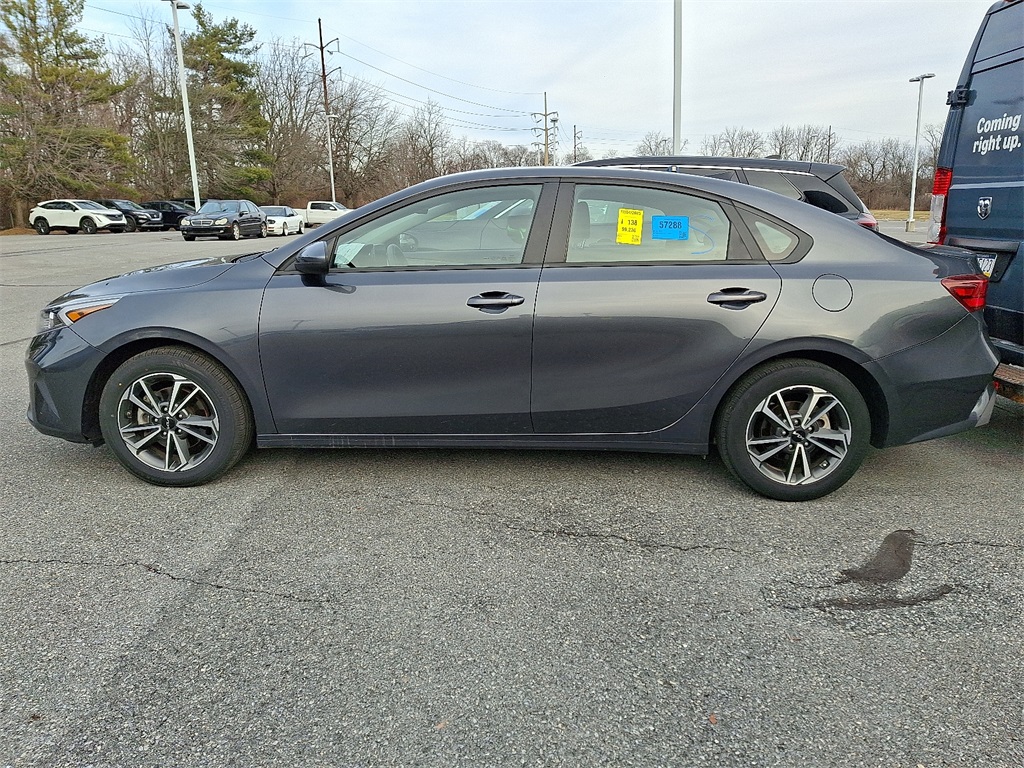 2023 Kia Forte LXS - Photo 4