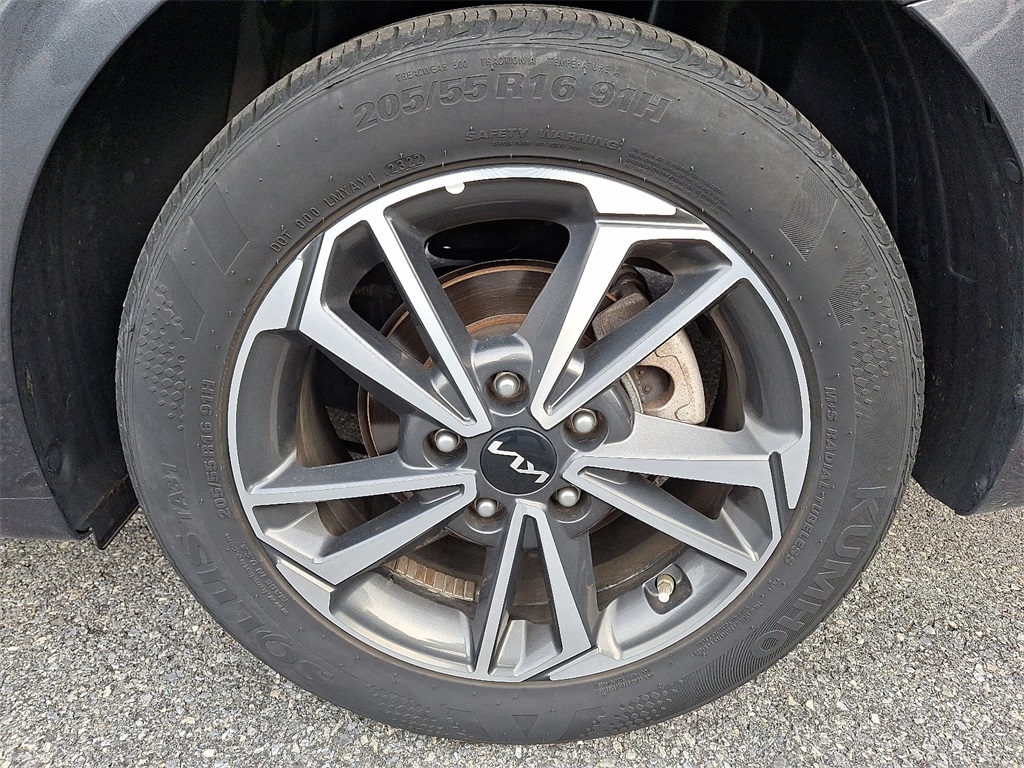 2023 Kia Forte LXS - Photo 6