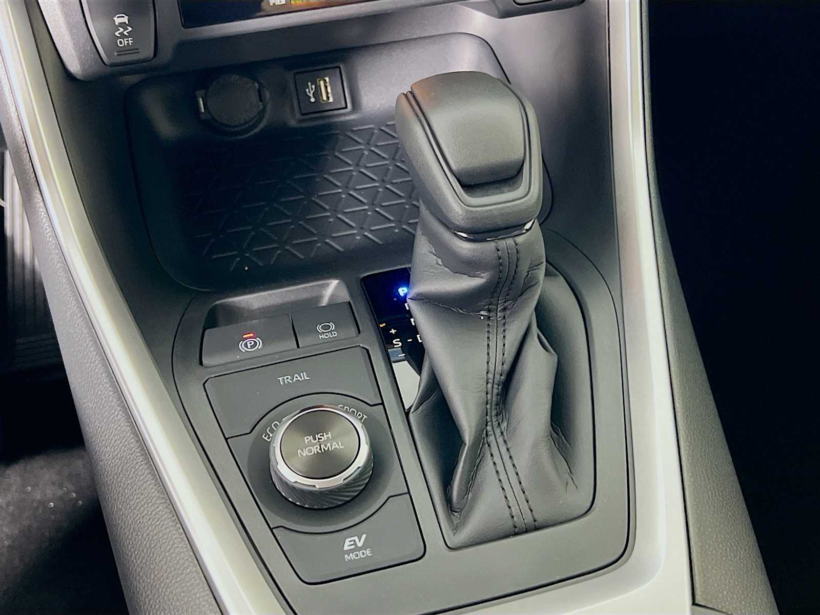 2025 Toyota RAV4 Hybrid XLE - Photo 11