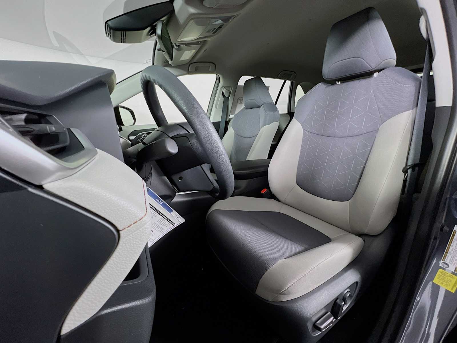 2025 Toyota RAV4 Hybrid XLE - Photo 12