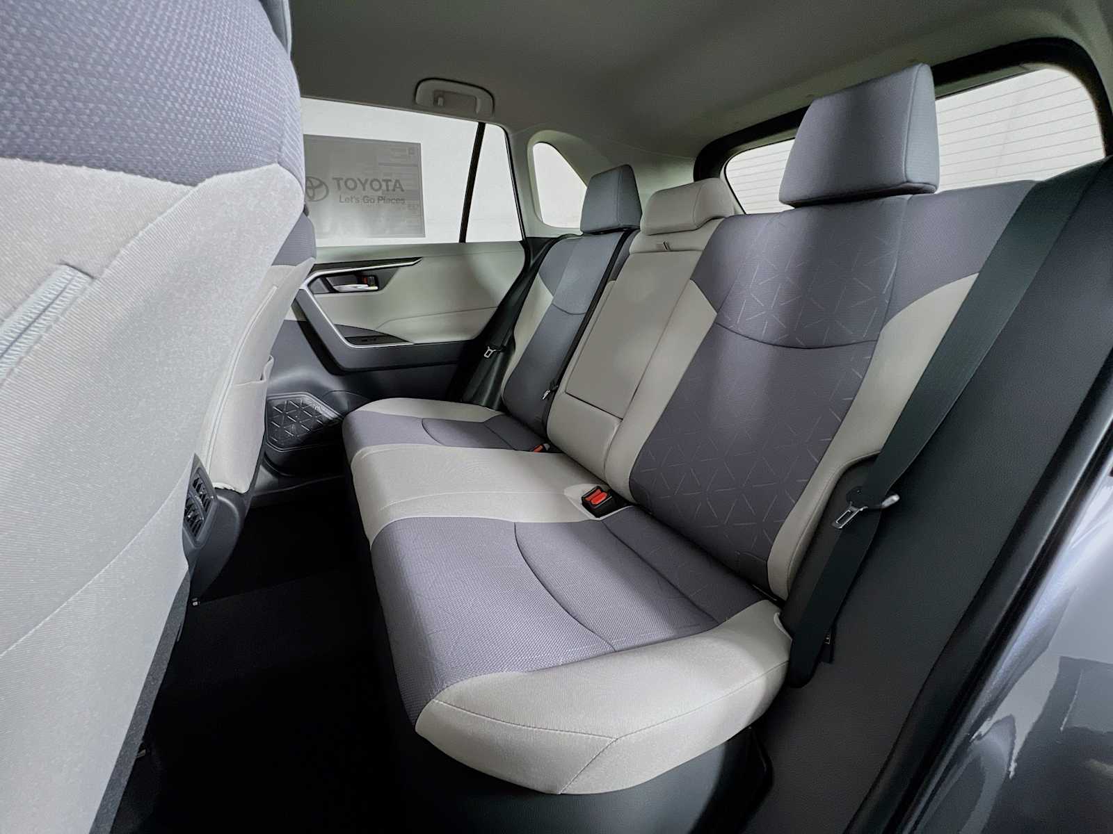 2025 Toyota RAV4 Hybrid XLE - Photo 13