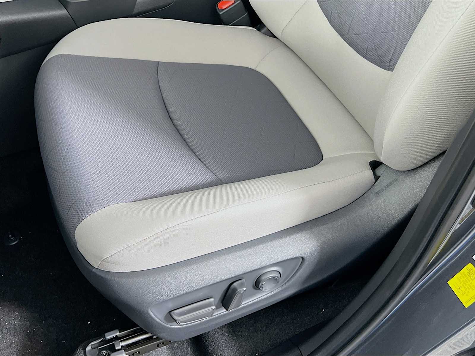 2025 Toyota RAV4 Hybrid XLE - Photo 17