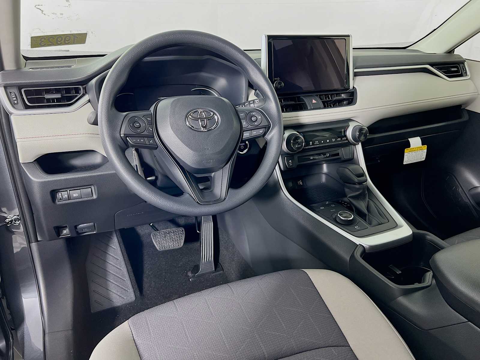 2025 Toyota RAV4 Hybrid XLE - Photo 6