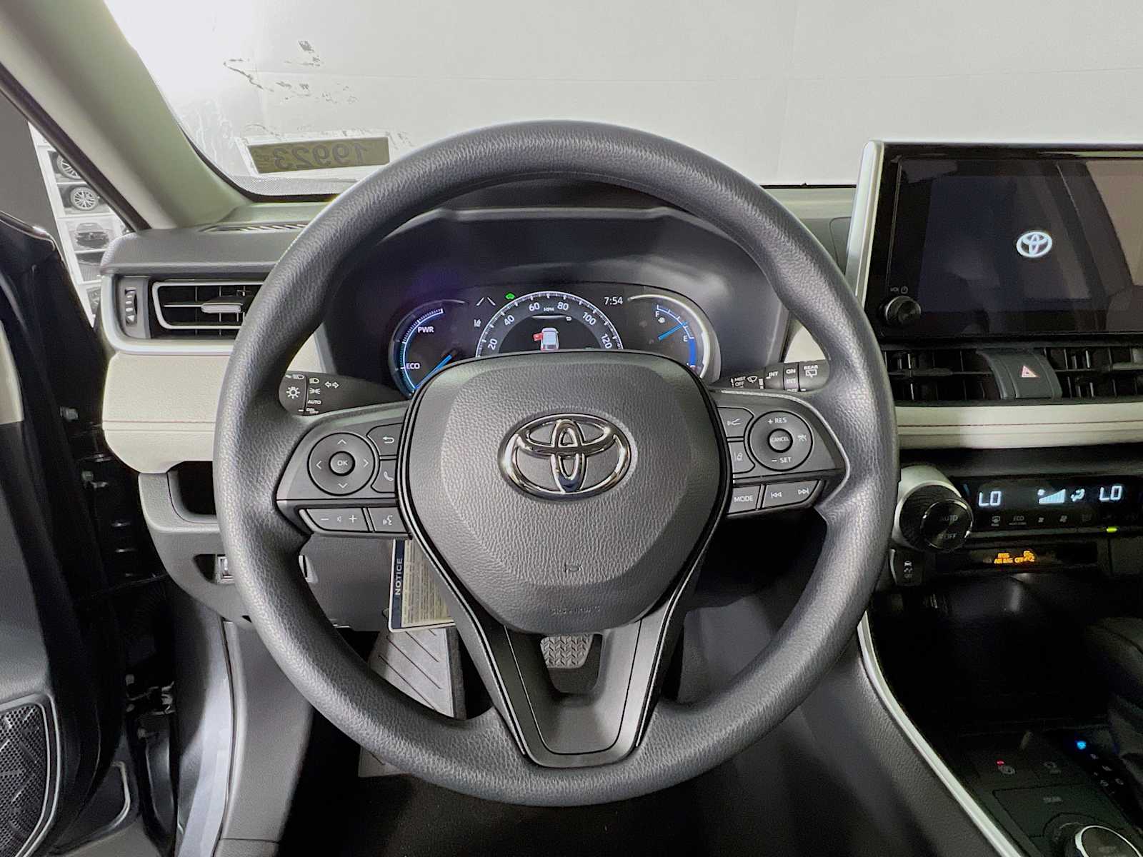 2025 Toyota RAV4 Hybrid XLE - Photo 7