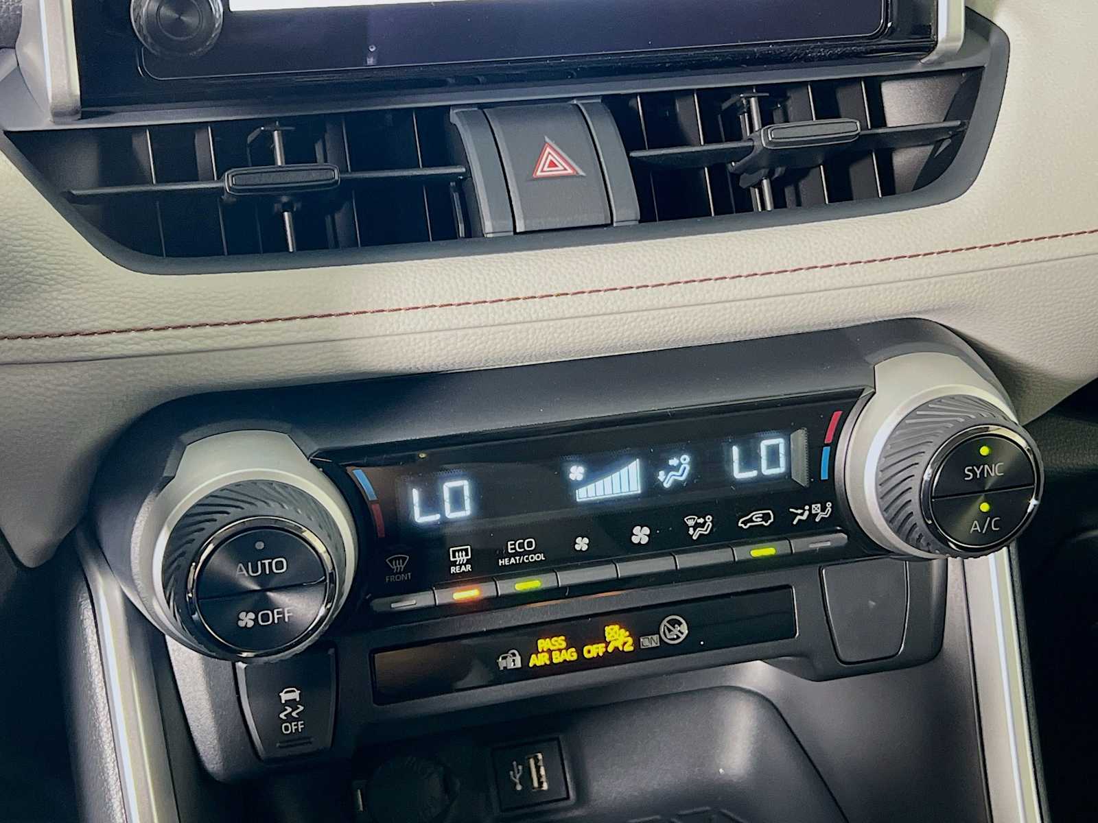 2025 Toyota RAV4 Hybrid XLE - Photo 10