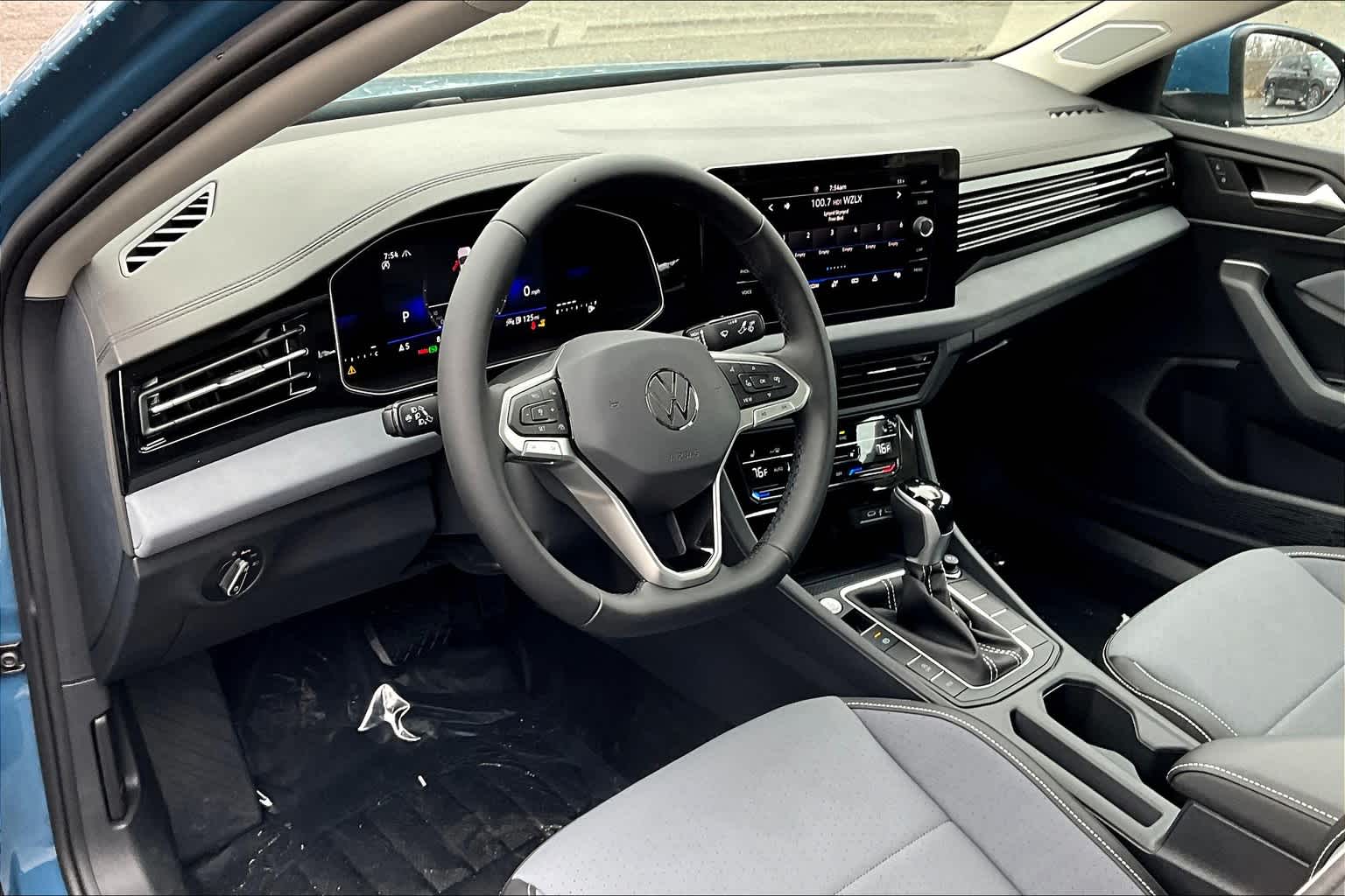 2025 Volkswagen Jetta SE - Photo 9