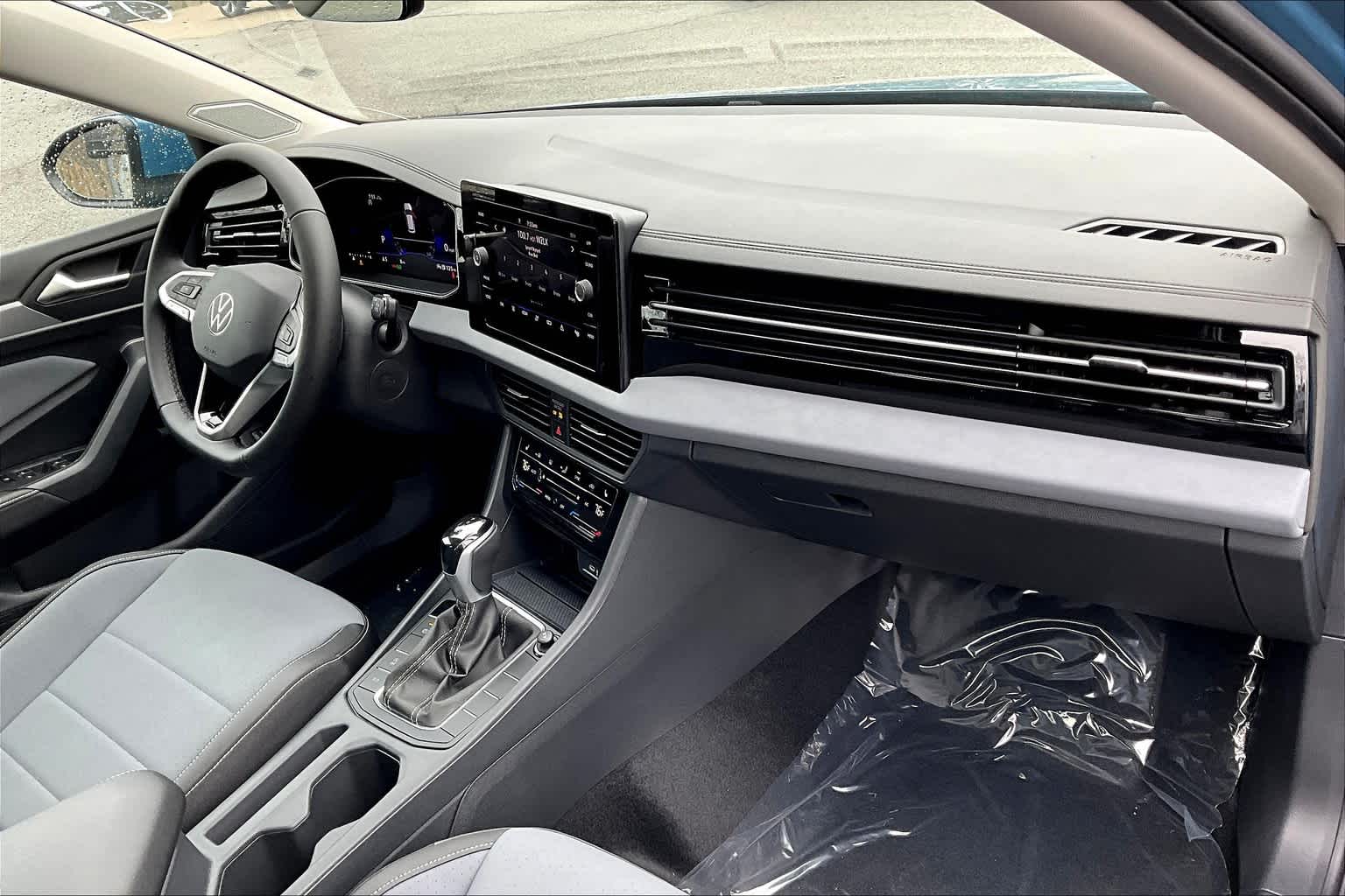 2025 Volkswagen Jetta SE - Photo 10