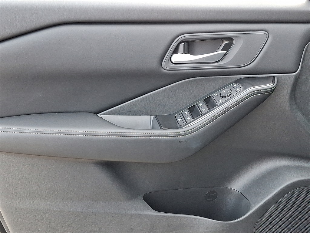 2025 Nissan Rogue SV - Photo 8