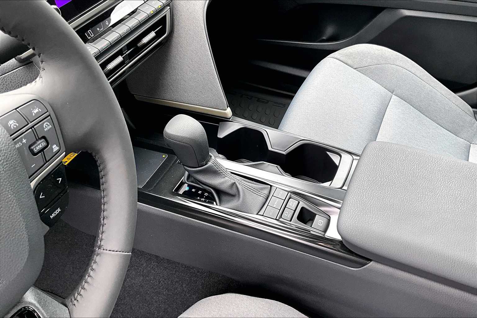 2025 Toyota Camry LE - Photo 14