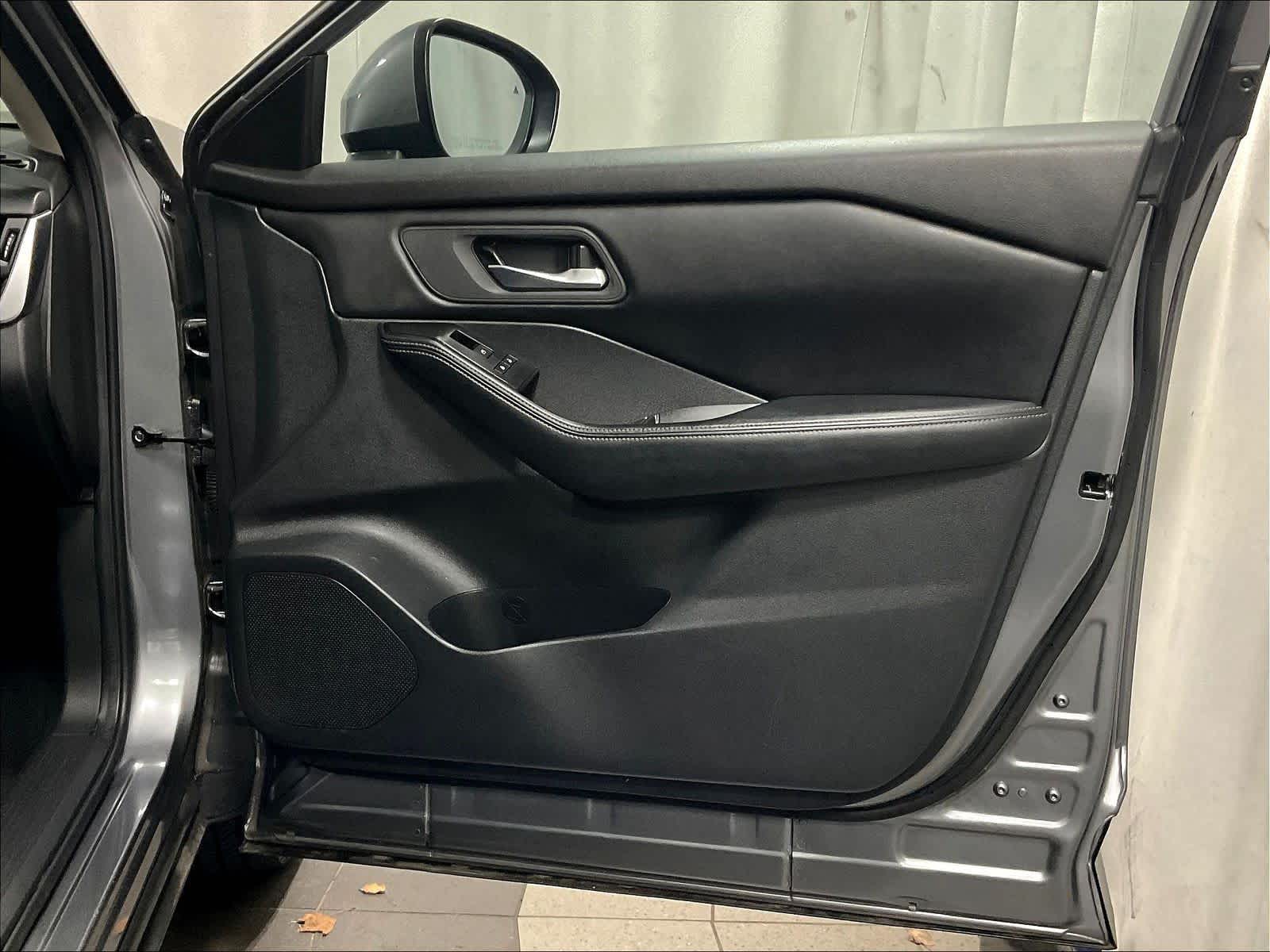 2024 Nissan Rogue SV - Photo 12