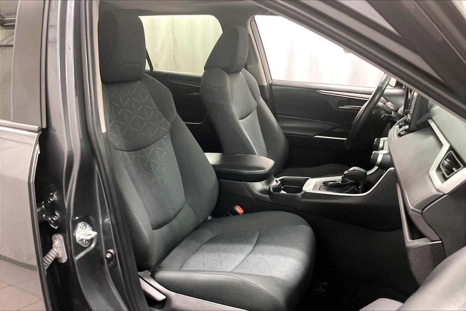 2021 Toyota RAV4 XLE - Photo 11
