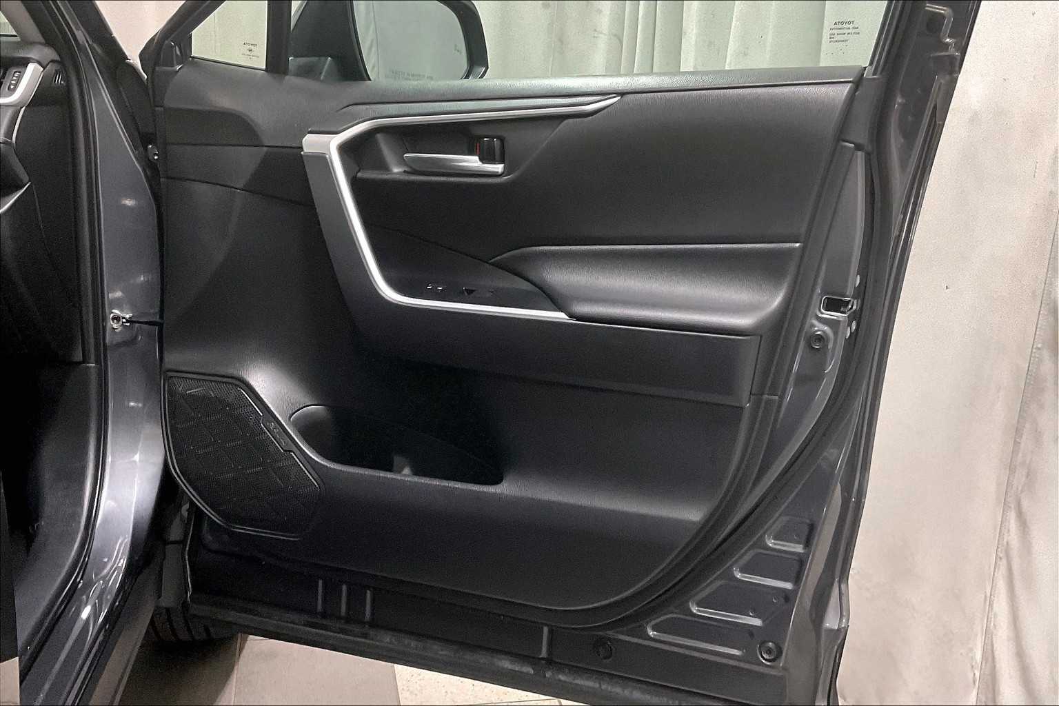 2021 Toyota RAV4 XLE - Photo 12