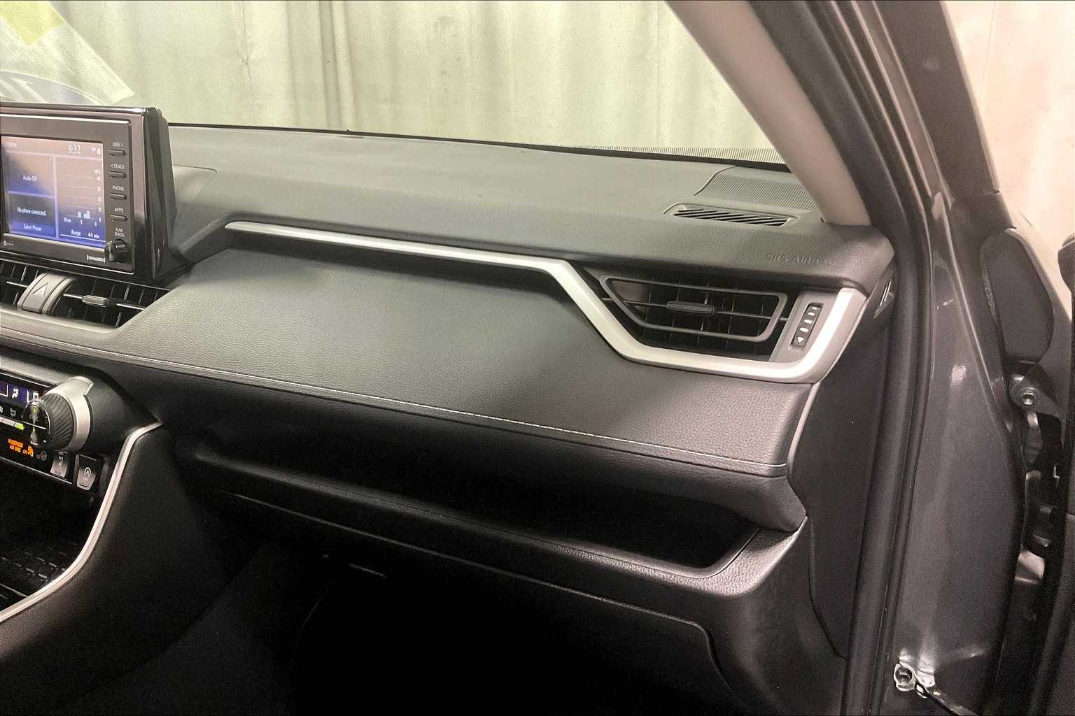 2021 Toyota RAV4 XLE - Photo 13