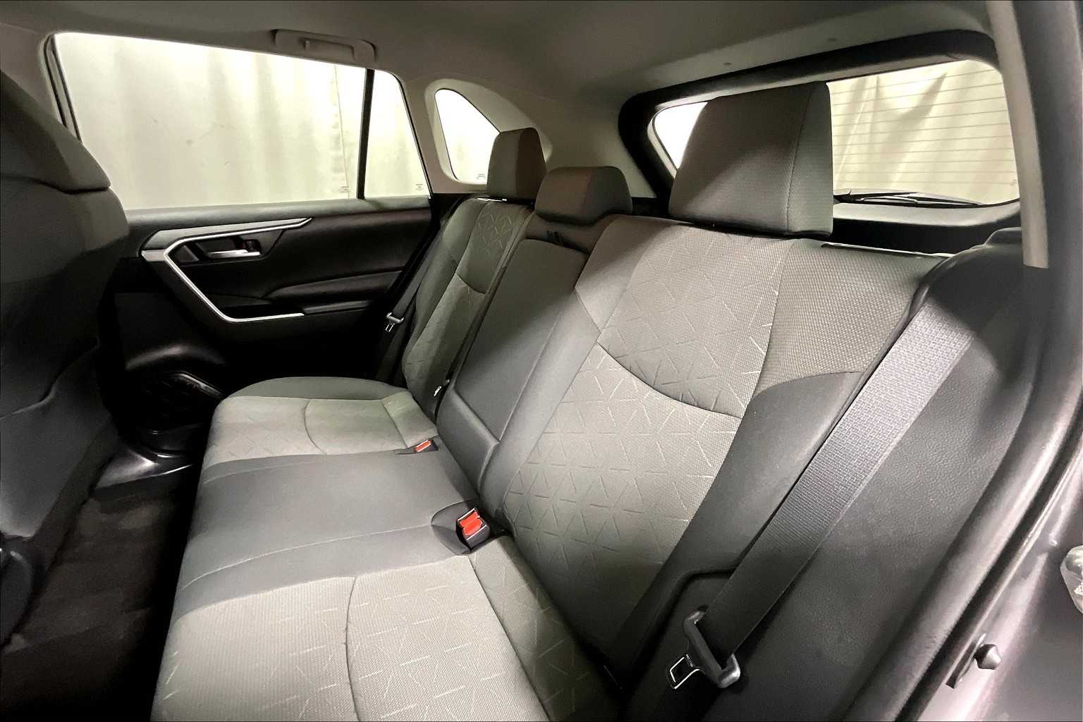 2021 Toyota RAV4 XLE - Photo 15