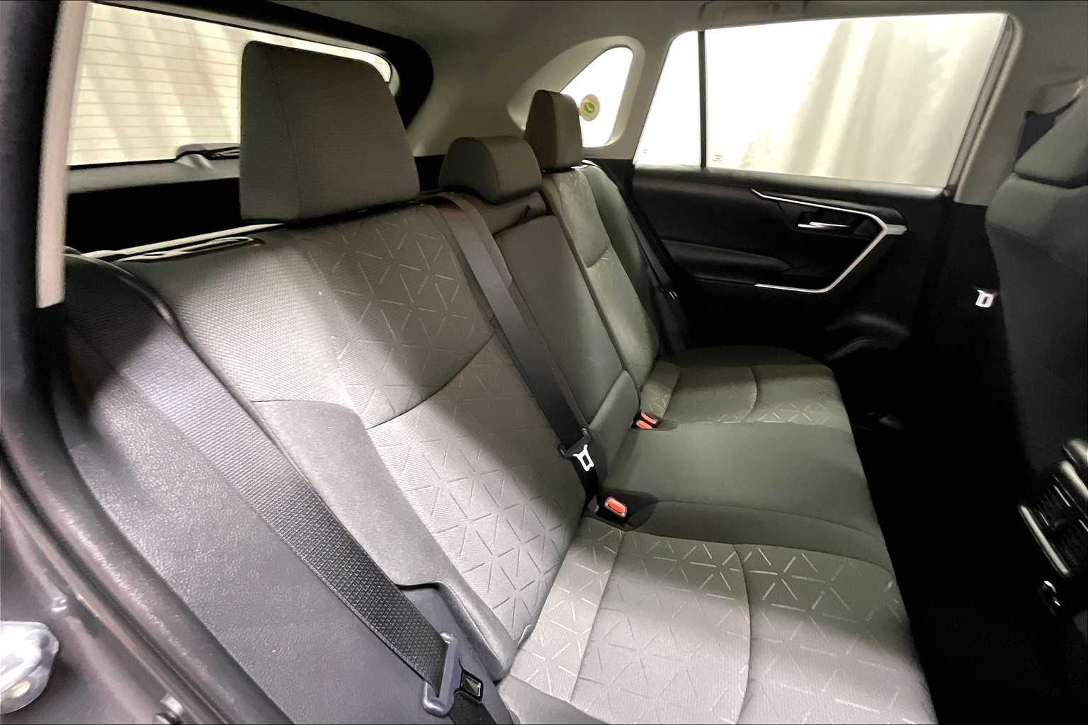 2021 Toyota RAV4 XLE - Photo 16