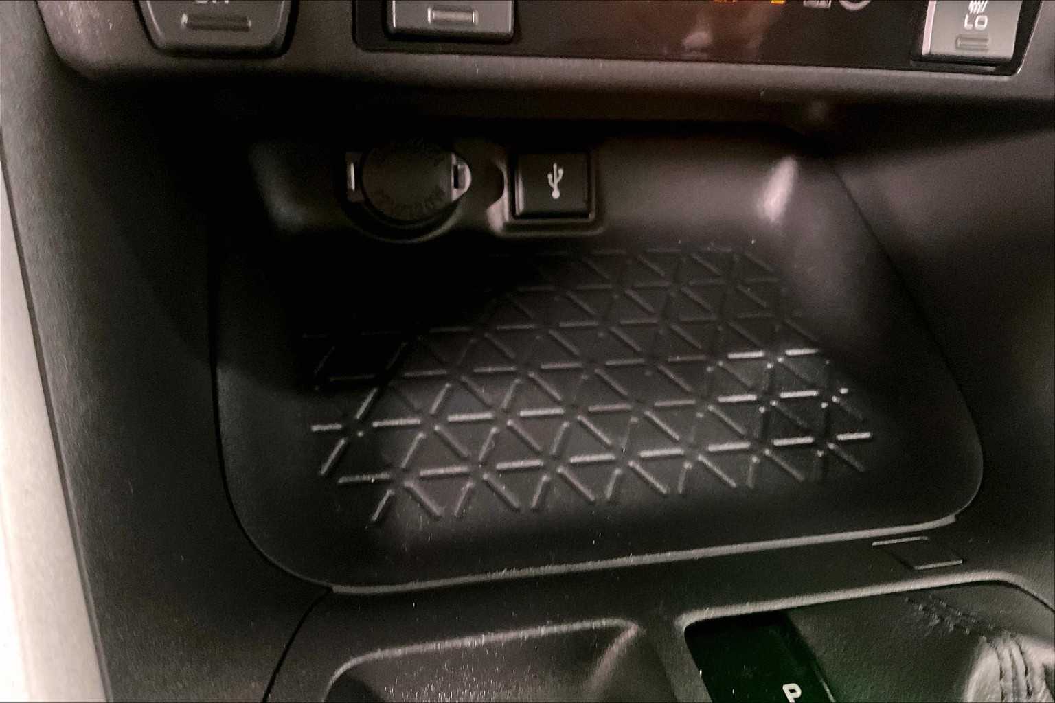 2021 Toyota RAV4 XLE - Photo 27