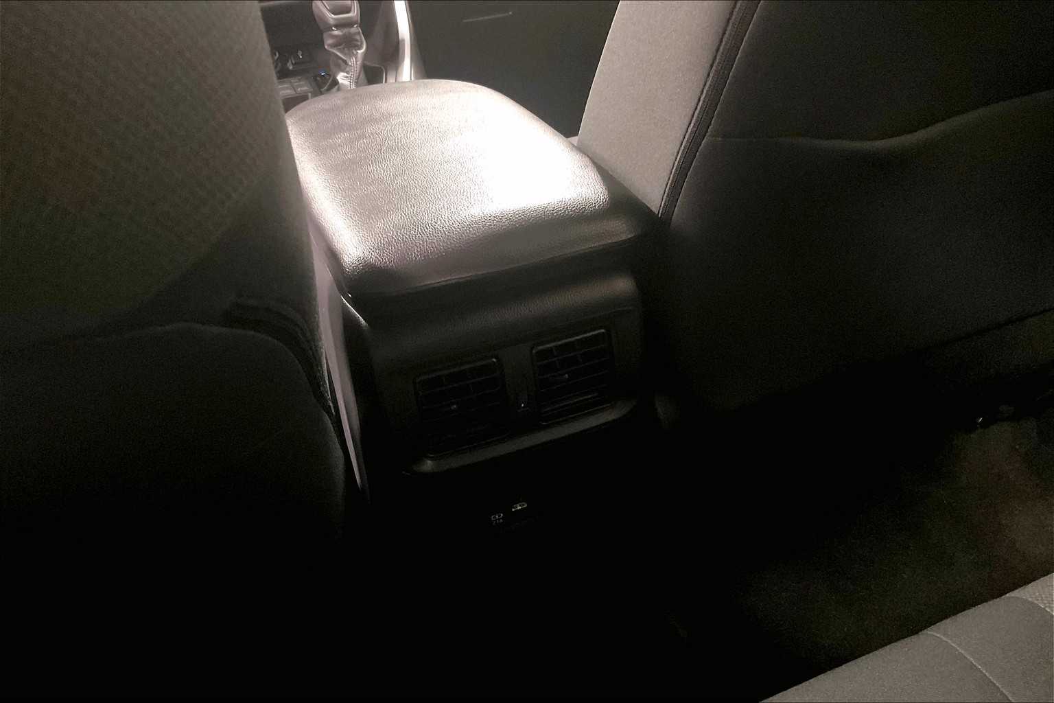 2021 Toyota RAV4 XLE - Photo 28