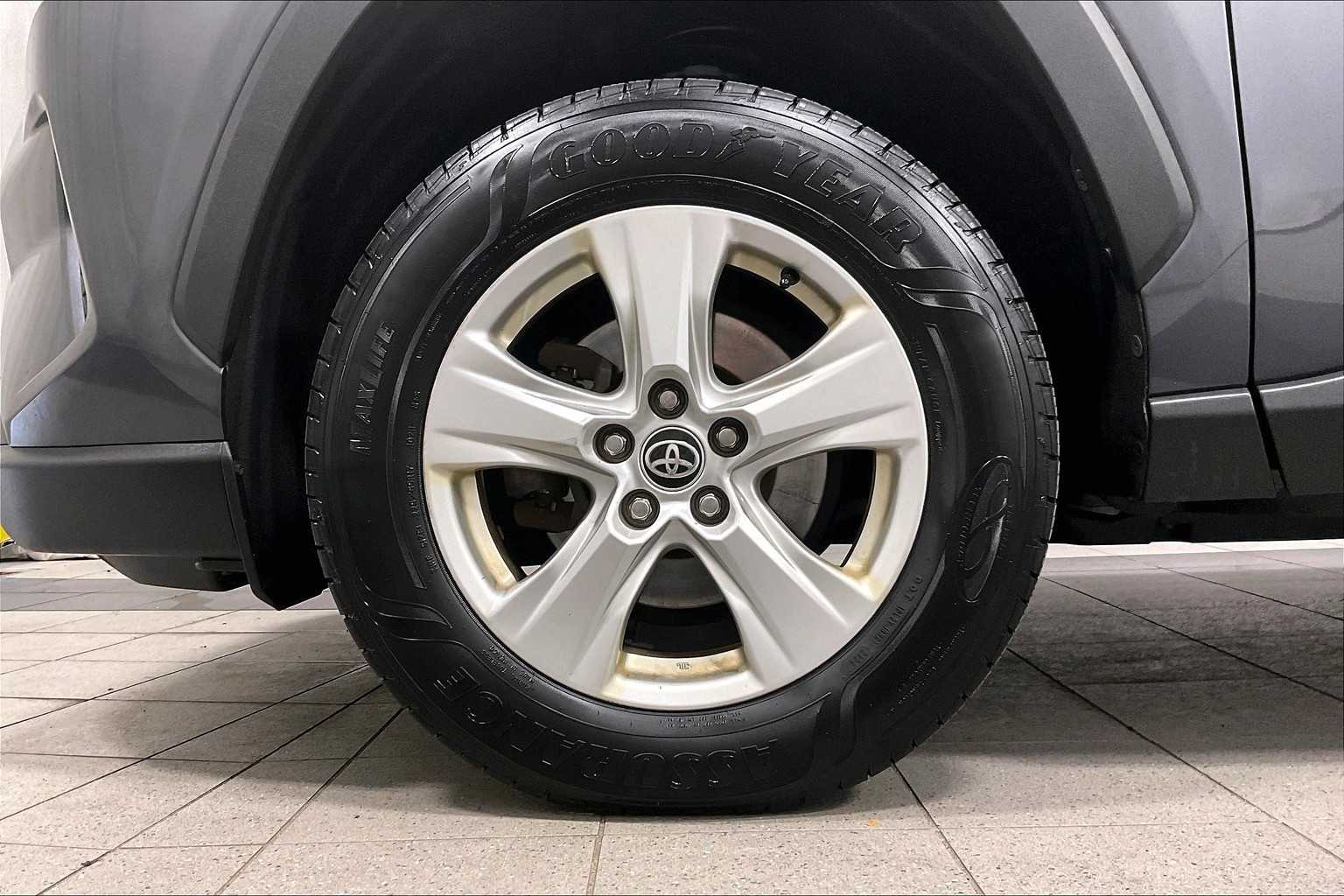 2021 Toyota RAV4 XLE - Photo 7