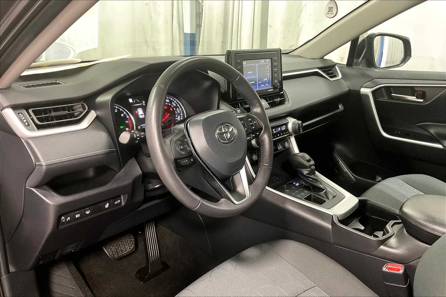 2021 Toyota RAV4 XLE - Photo 8