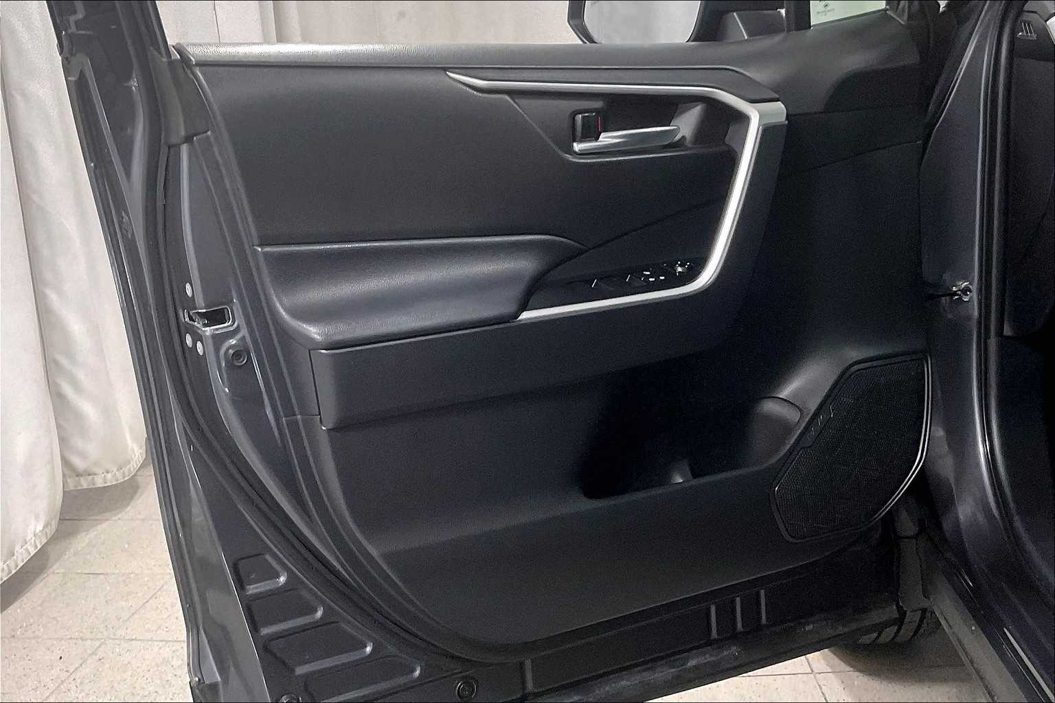 2021 Toyota RAV4 XLE - Photo 9