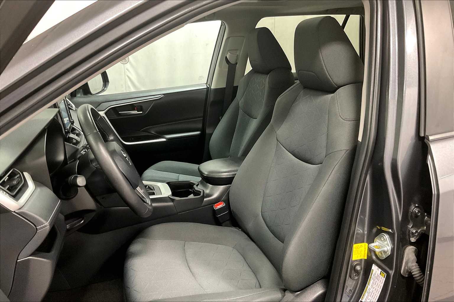 2021 Toyota RAV4 XLE - Photo 10