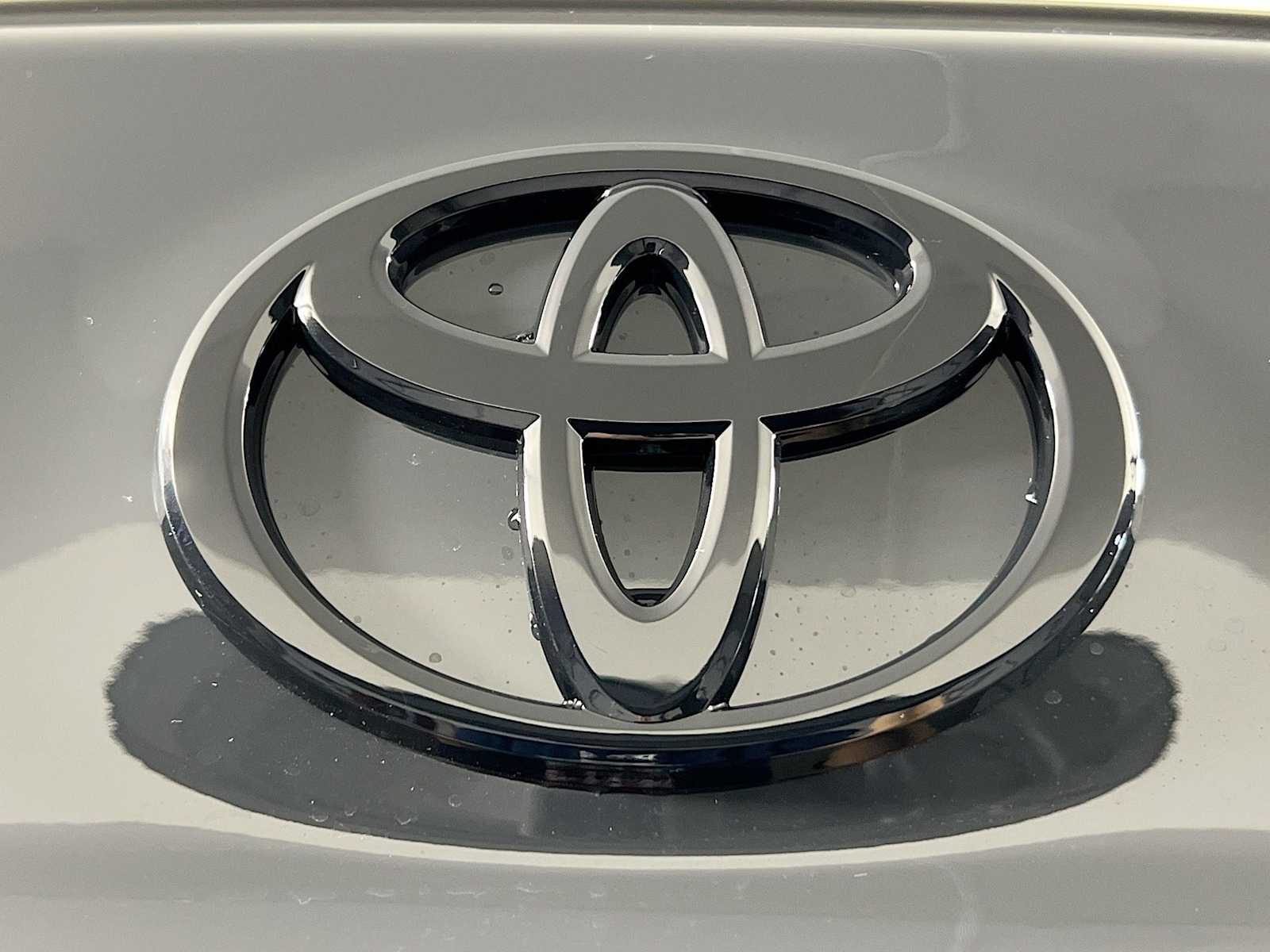 2025 Toyota Camry XSE - Photo 18