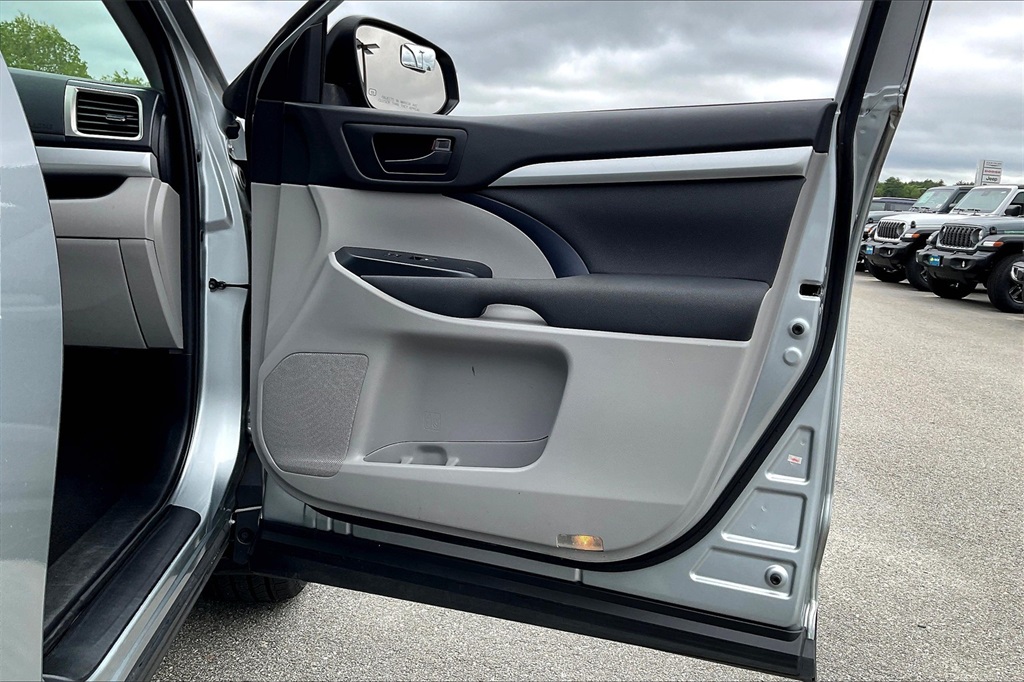 2019 Toyota Highlander LE - Photo 11