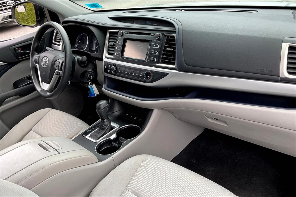 2019 Toyota Highlander LE - Photo 13