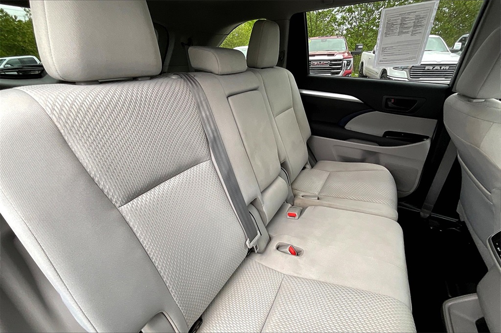 2019 Toyota Highlander LE - Photo 15