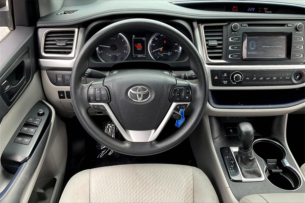 2019 Toyota Highlander LE - Photo 17
