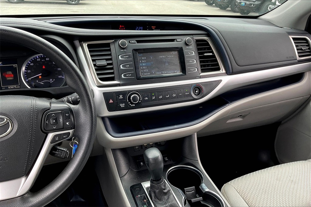 2019 Toyota Highlander LE - Photo 18