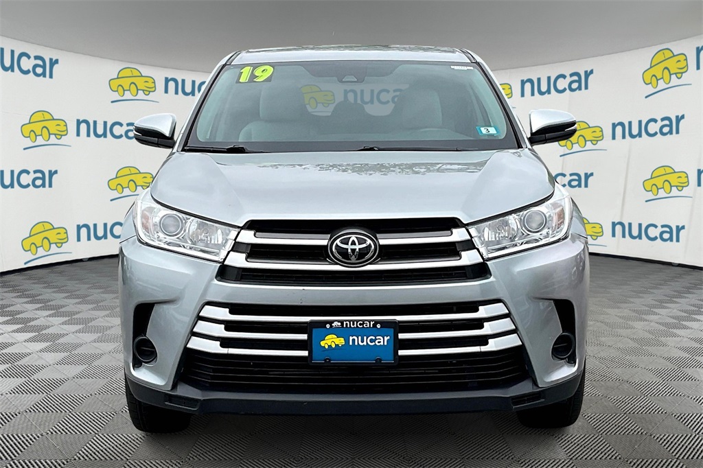 2019 Toyota Highlander LE - Photo 2