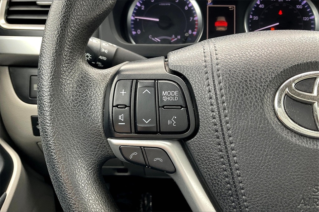 2019 Toyota Highlander LE - Photo 22