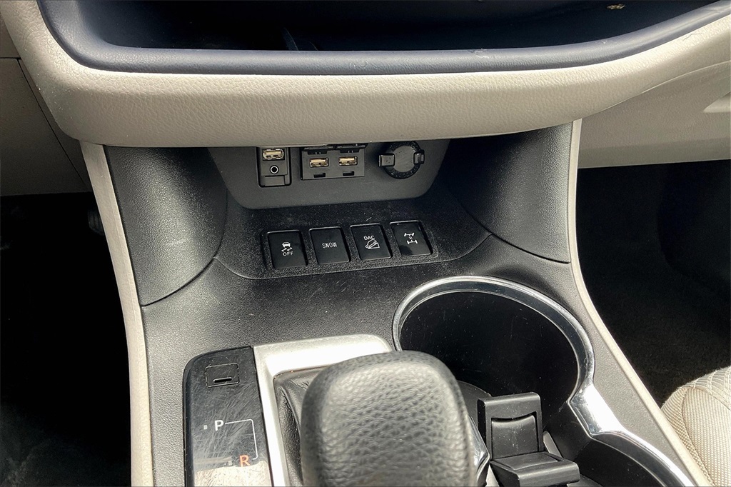 2019 Toyota Highlander LE - Photo 25