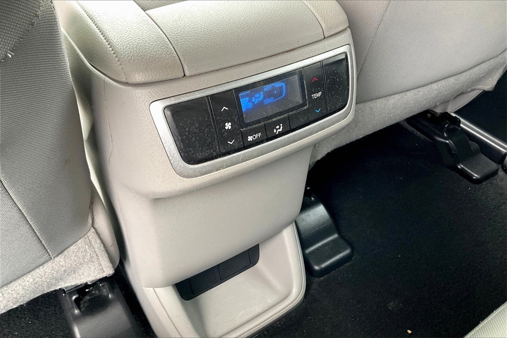 2019 Toyota Highlander LE - Photo 26