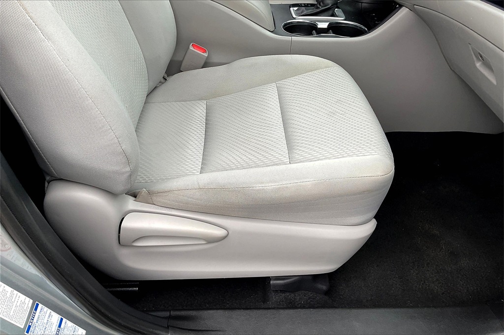 2019 Toyota Highlander LE - Photo 35