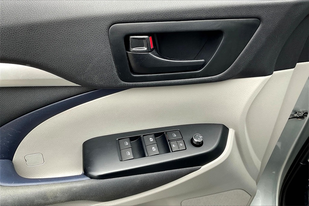 2019 Toyota Highlander LE - Photo 36