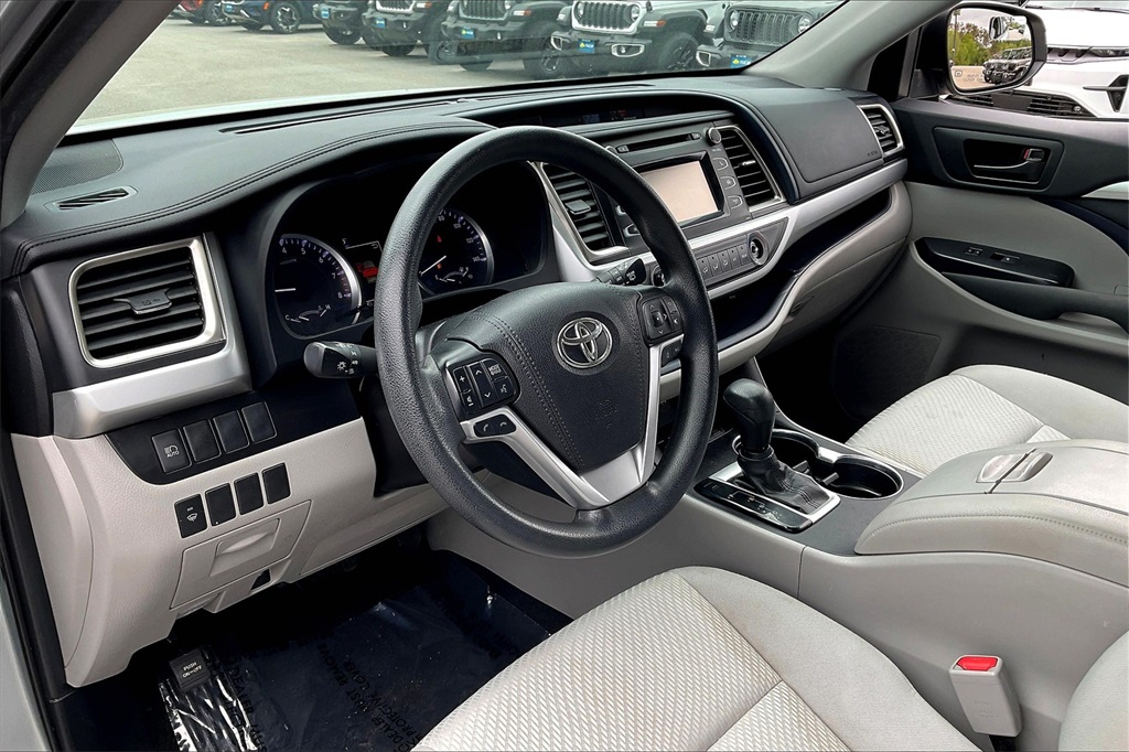 2019 Toyota Highlander LE - Photo 8