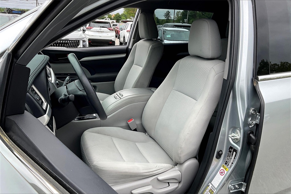 2019 Toyota Highlander LE - Photo 9