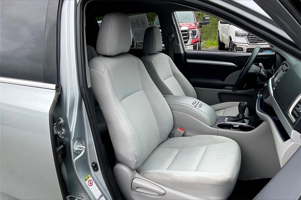 2019 Toyota Highlander LE - Photo 10