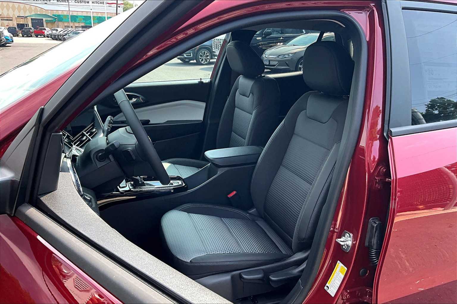 2025 Chevrolet Trax LT - Photo 11