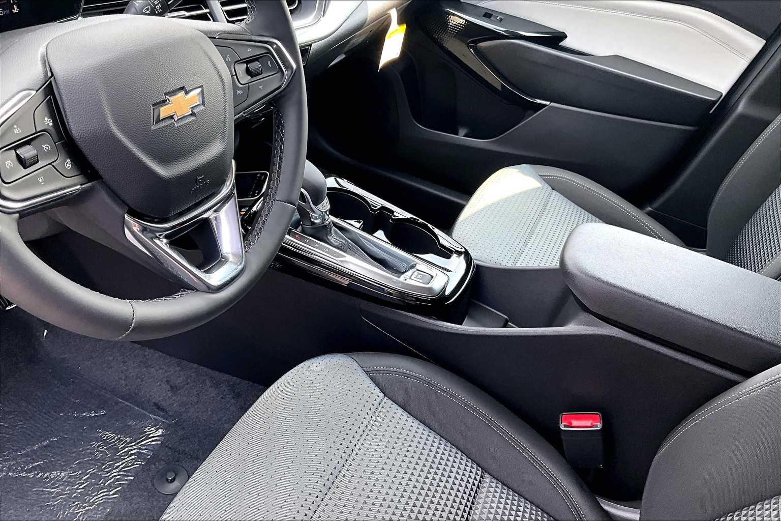 2025 Chevrolet Trax LT - Photo 14