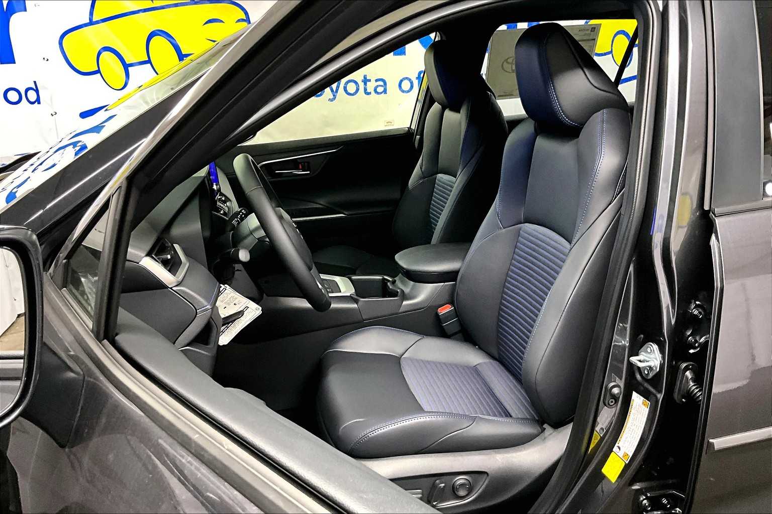 2025 Toyota RAV4 Hybrid XSE - Photo 11