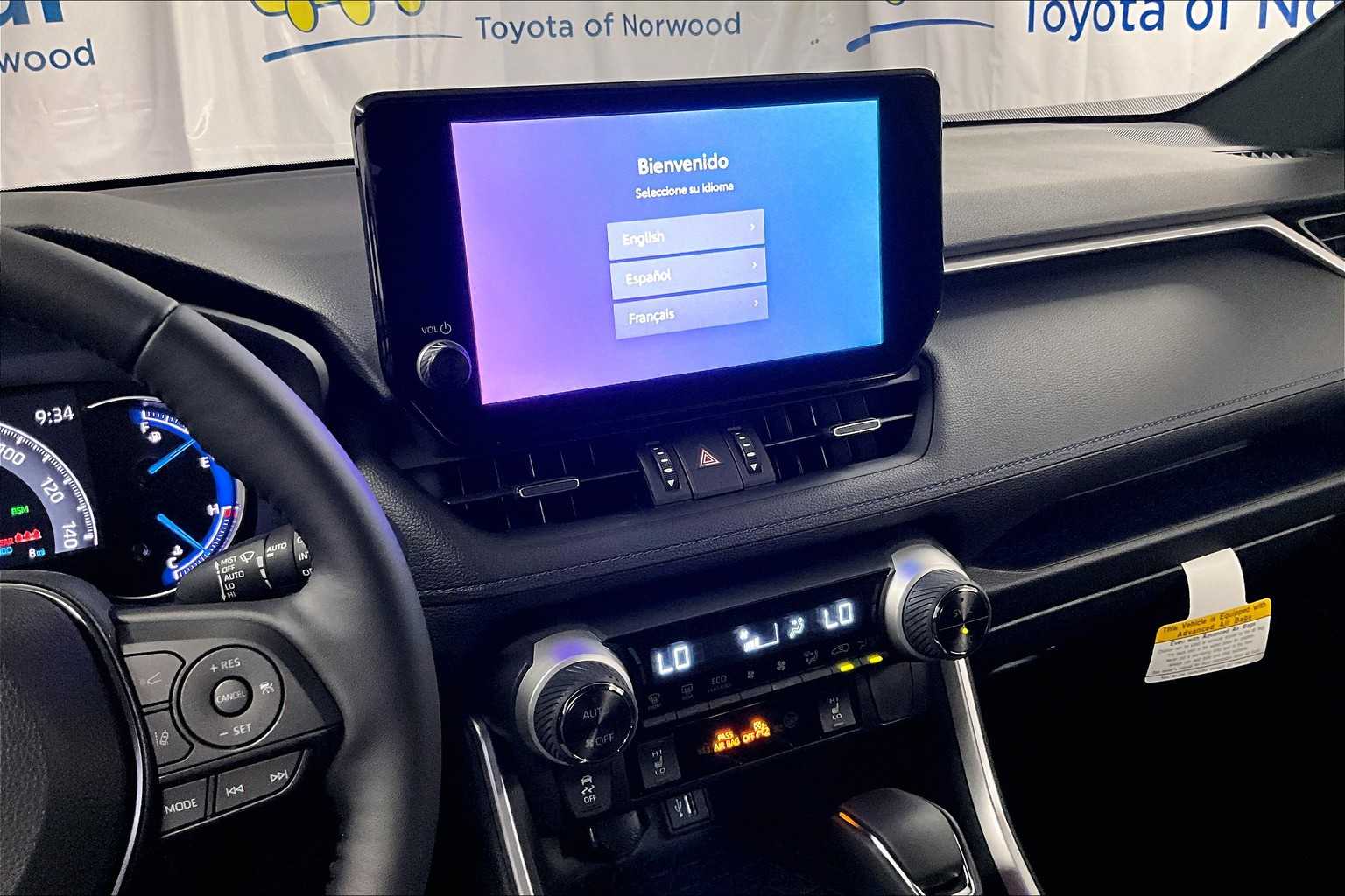 2025 Toyota RAV4 Hybrid XSE - Photo 13