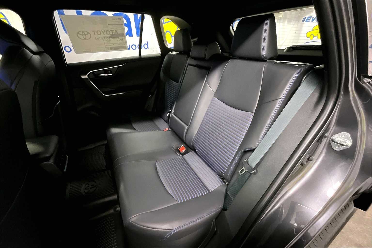 2025 Toyota RAV4 Hybrid XSE - Photo 15