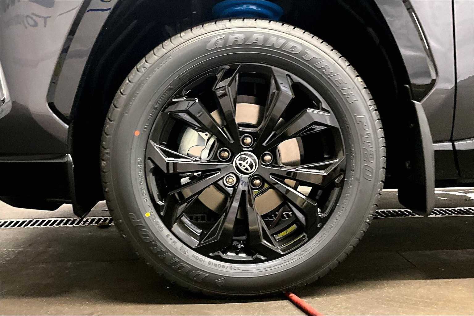 2025 Toyota RAV4 Hybrid XSE - Photo 8