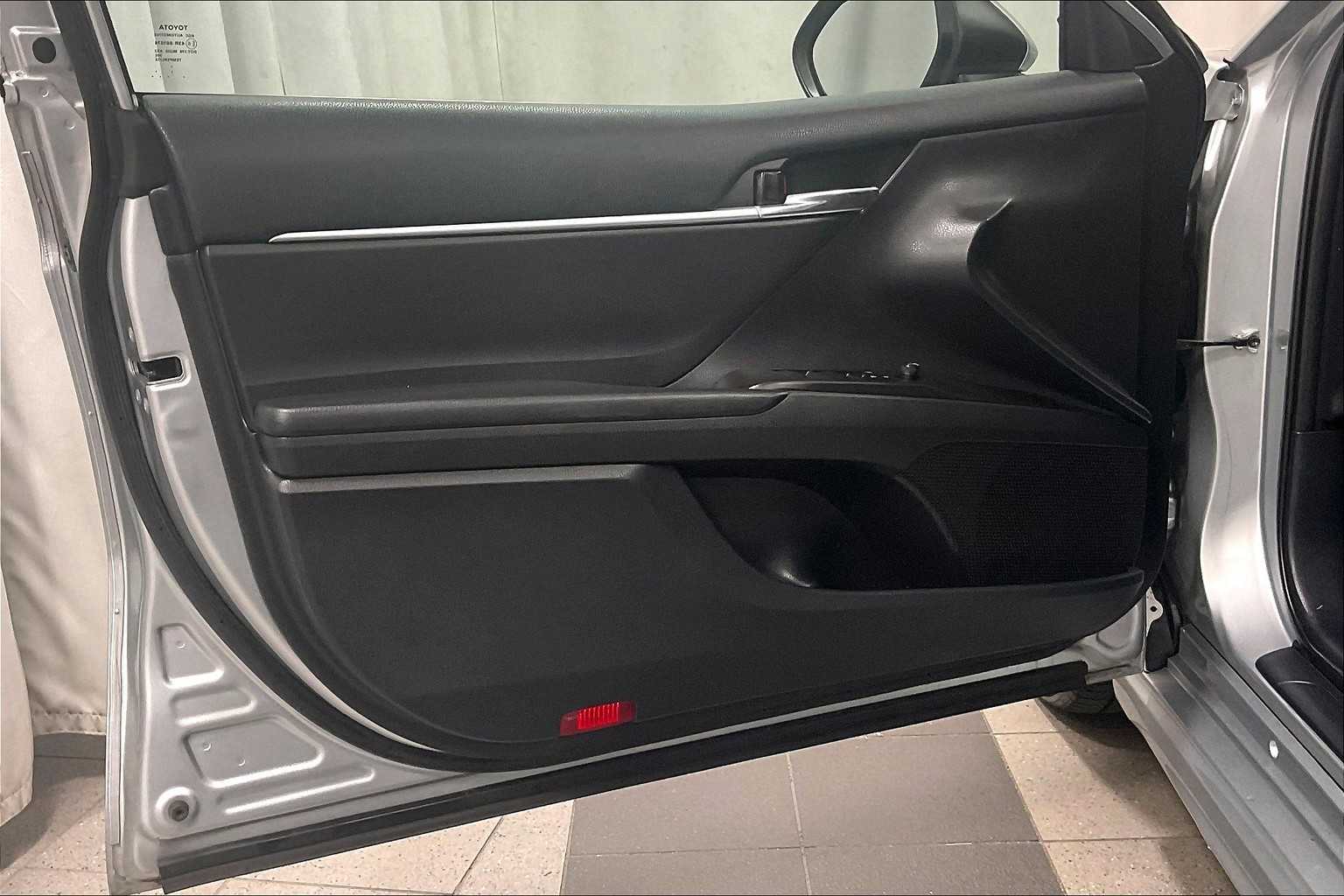 2023 Toyota Camry SE - Photo 9